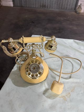 Telefono antico a disco color crema