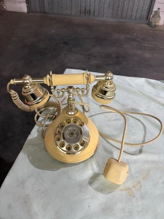 Telefono antico a disco color crema