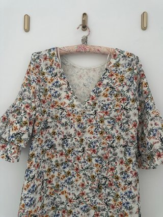 Vestido flores manga volante, escote pico espalda