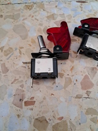 3 Interruptores Palanca LED Rojos