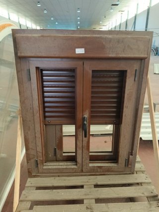 Ventana de madera con persiana de expo