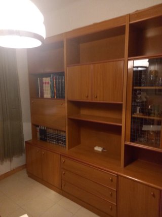 Librería y mesa de madera y cristal + 4 sillas
