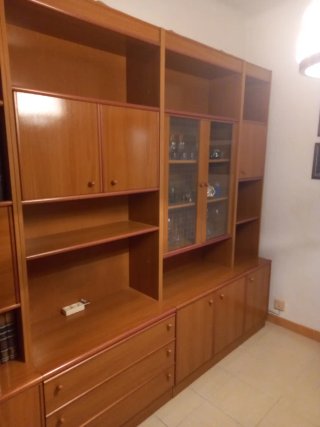 Librería y mesa de madera y cristal + 4 sillas