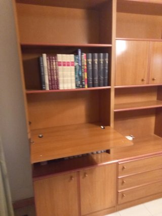 Librería y mesa de madera y cristal + 4 sillas