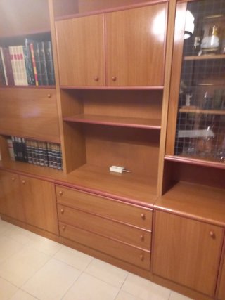 Librería y mesa de madera y cristal + 4 sillas