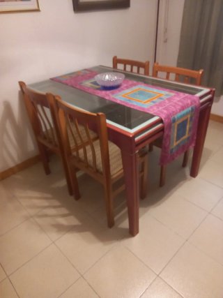 Librería y mesa de madera y cristal + 4 sillas