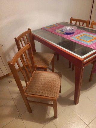 Librería y mesa de madera y cristal + 4 sillas