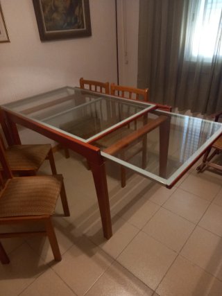 Librería y mesa de madera y cristal + 4 sillas