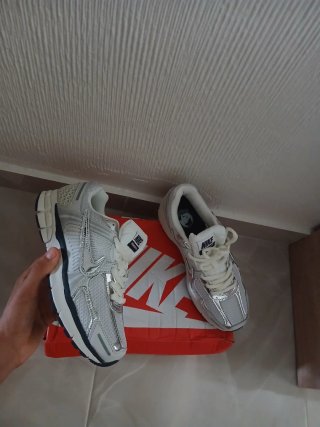 Zapatillas Nike plateadas y blancas