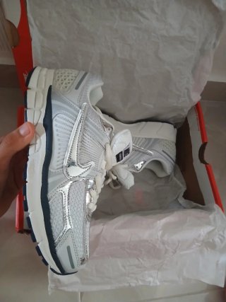 Zapatillas Nike plateadas y blancas