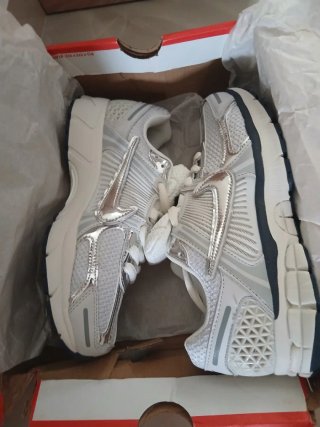 Zapatillas Nike plateadas y blancas