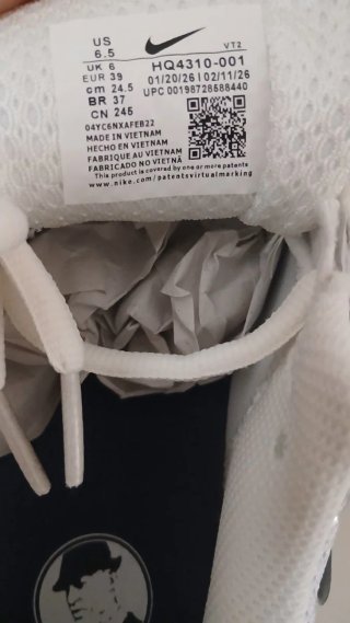 Zapatillas Nike plateadas y blancas