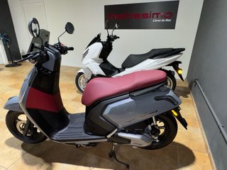Keeway Gemma 125 Scooter Gris/Rosa