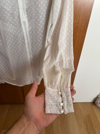 Blusa blanca con detalles de encaje