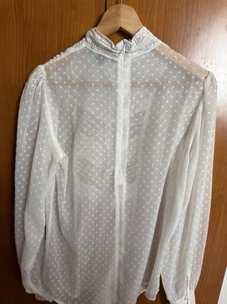 Blusa blanca con detalles de encaje