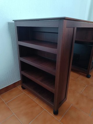 Escritorio de aluminio con acabado de madera