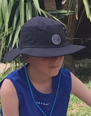 Gorro de playa infantil negro