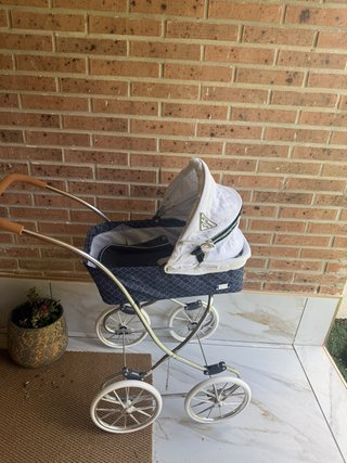 Carrito de bebé clásico de juguete