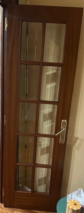 Puerta doble de madera con cristales