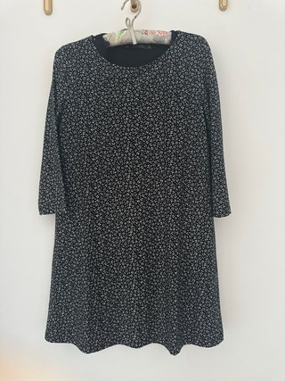 Vestido negro estampado flores blancas