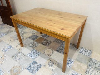 Mesa de comedor de pino y cristal