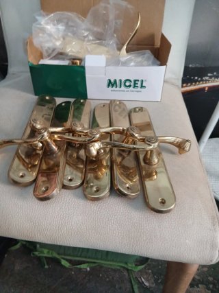 Manivela de puerta latón. T.l. 648538790