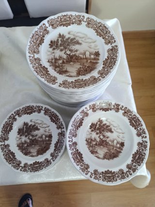 Platos Vajilla Pontesa porcelana blanca y marrón.