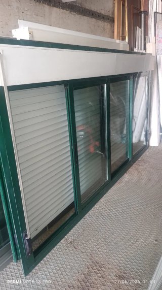 Ventana de aluminio con persiana cristal doble