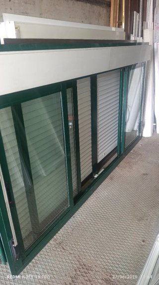 Ventana de aluminio con persiana cristal doble