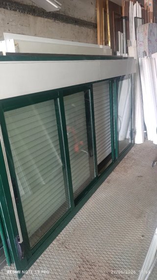 Ventana de aluminio con persiana cristal doble