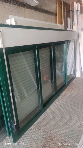 Ventana de aluminio con persiana cristal doble