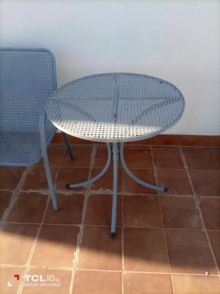 Mesa y 2 sillas de terraza metálicas