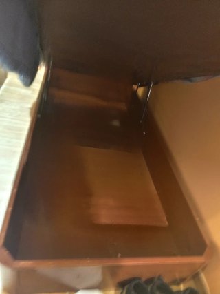 Mueble de madera marrón