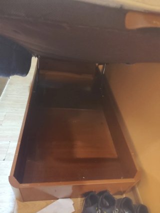 Mueble de madera marrón