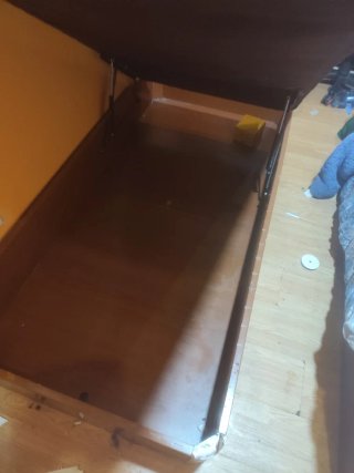 Mueble de madera marrón