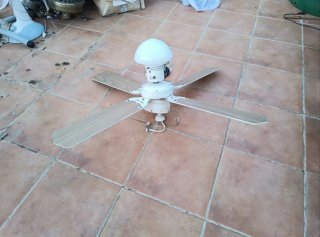 Ventilador de techo blanco y madera