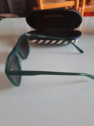 Gafas de sol verdes y negras