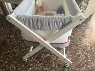 Minicuna con ruedas y estampado de pajarito