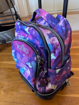 Mochila Totto con ruedas y estampado galaxia