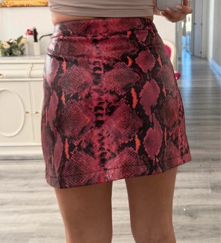Falda Guess efecto piel serpiente