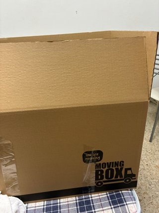 Caja de cartón para mudanza con ropa