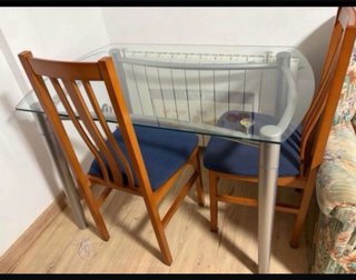 Mesa de cristal con 2 sillas de madera