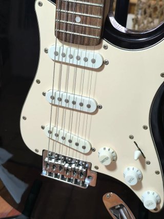 Guitarra Eléctrica Stratocaster Negra