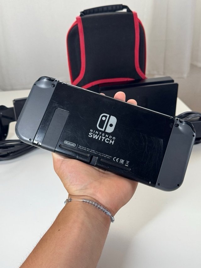 Nintendo Switch + Accesorios y Funda