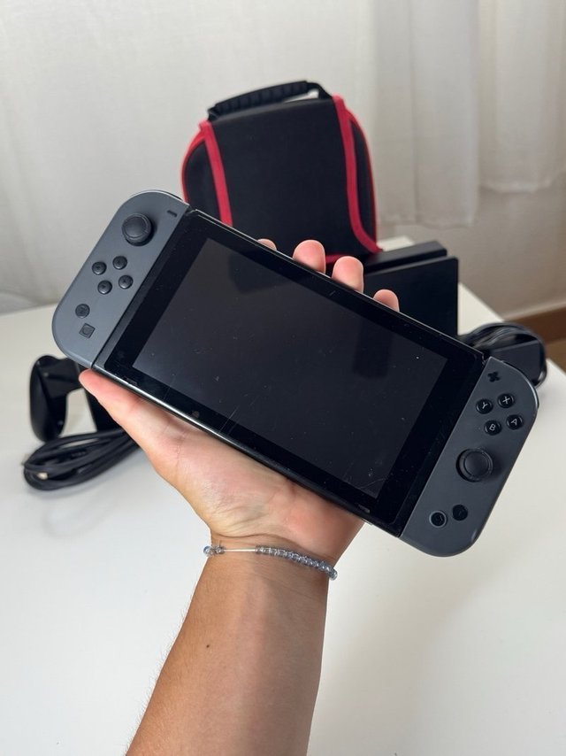 Nintendo Switch + Accesorios y Funda