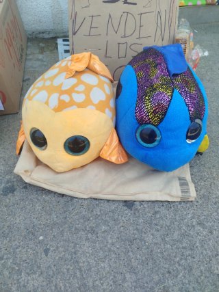 2 Peces Peluche Ojos Saltones Naranja y Azul