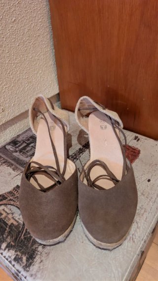 Alpargatas de cuña beige y marrón