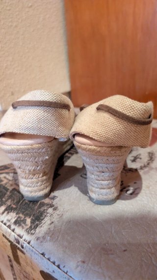Alpargatas de cuña beige y marrón