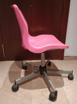 Silla de escritorio rosa y gris