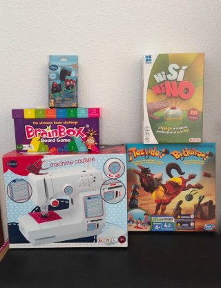 Maquina de coser y 4 juegos de mesa